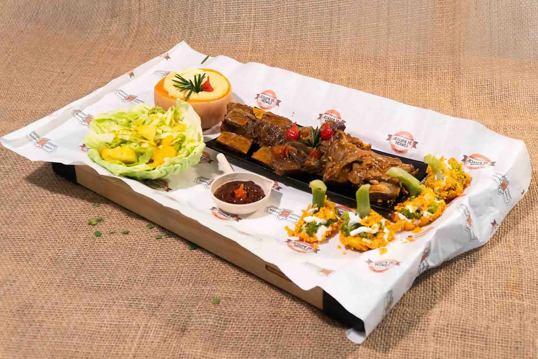 Carne de costela ao molho servida com purê de abobrinha amanteigado.