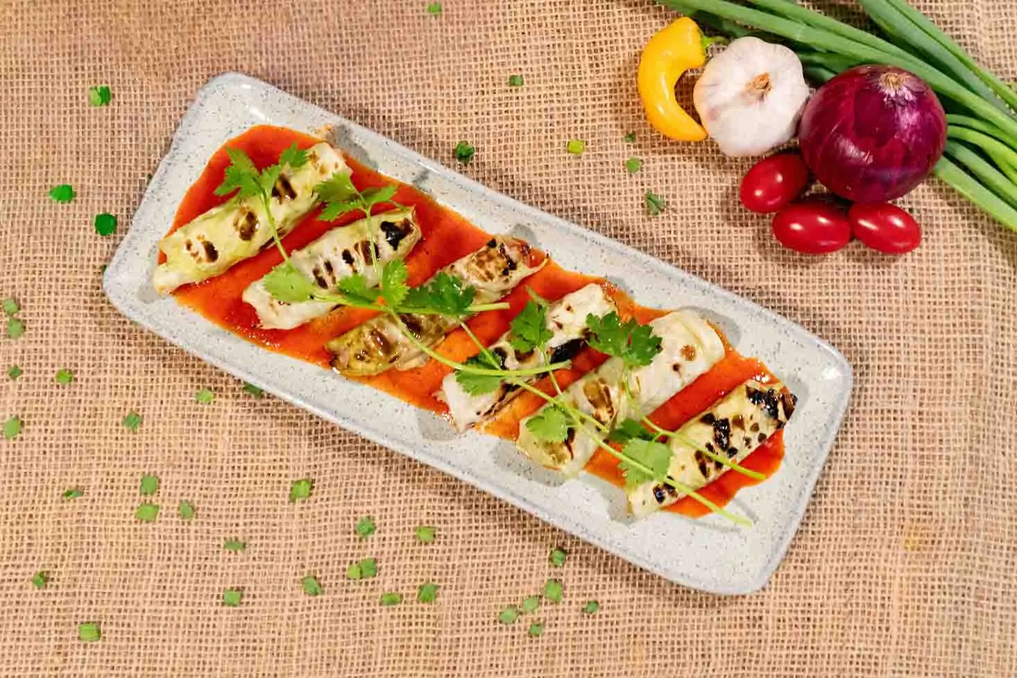 Charuto de repolho recheado com peixe temperado e legumes.