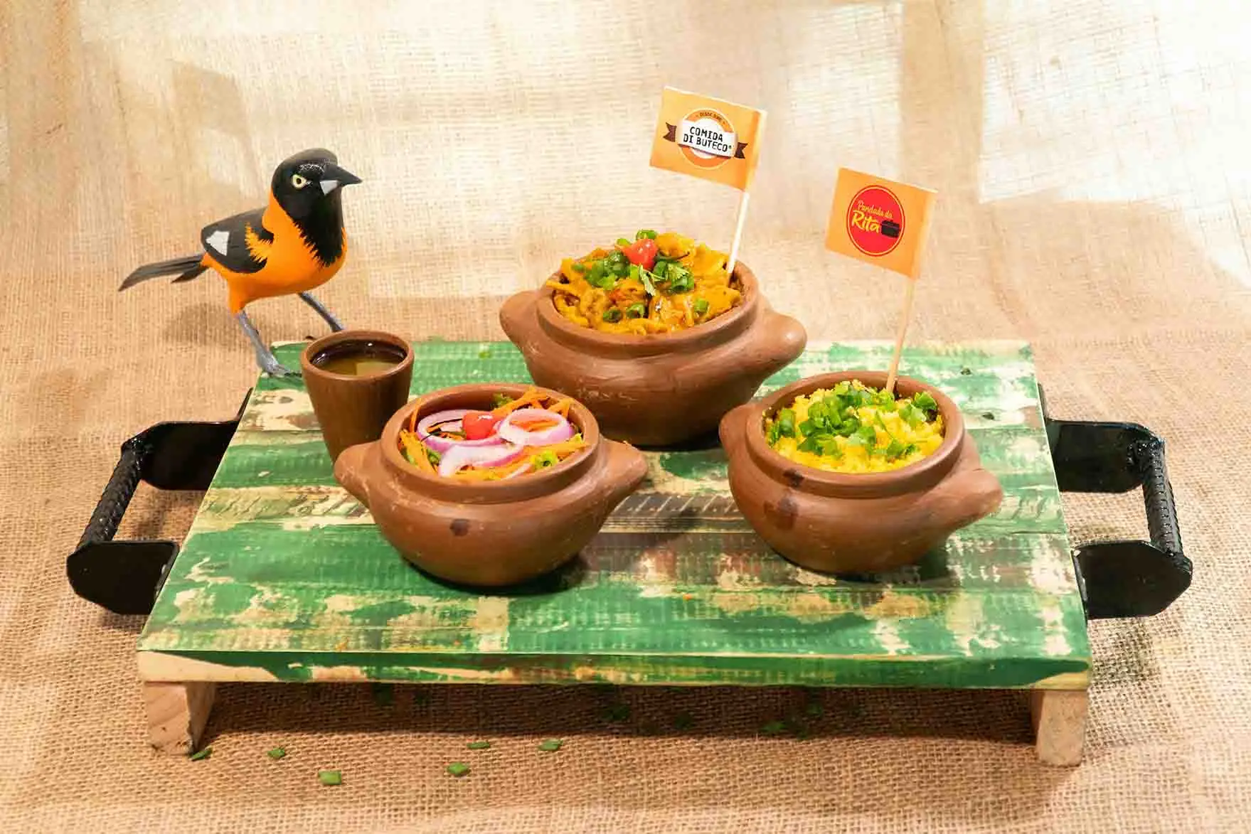 Panelada bovina acompanhada de cuscuz e salada fresca com verduras.