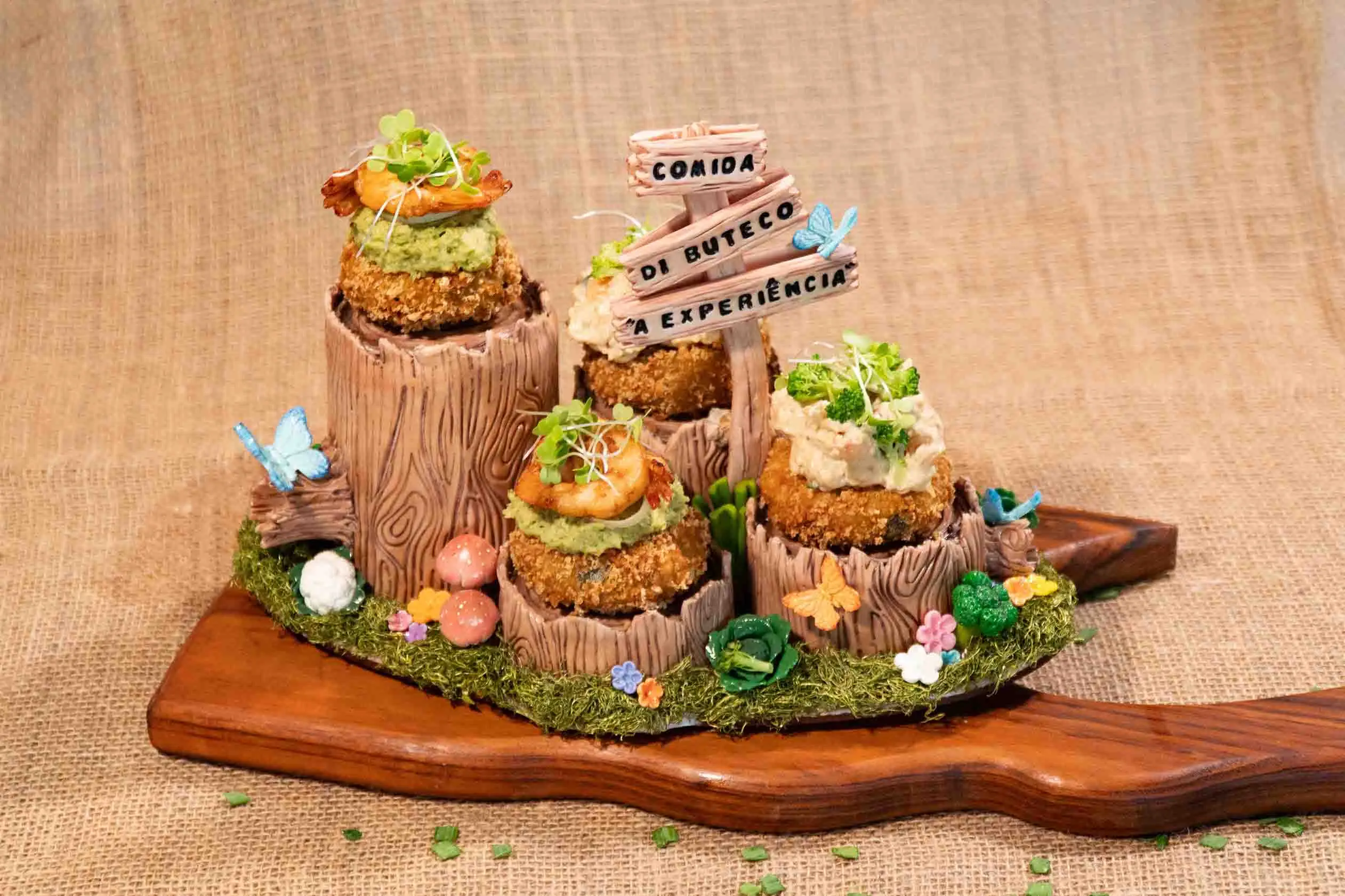 Canapés crocantes com creme de queijo e alho-poró.