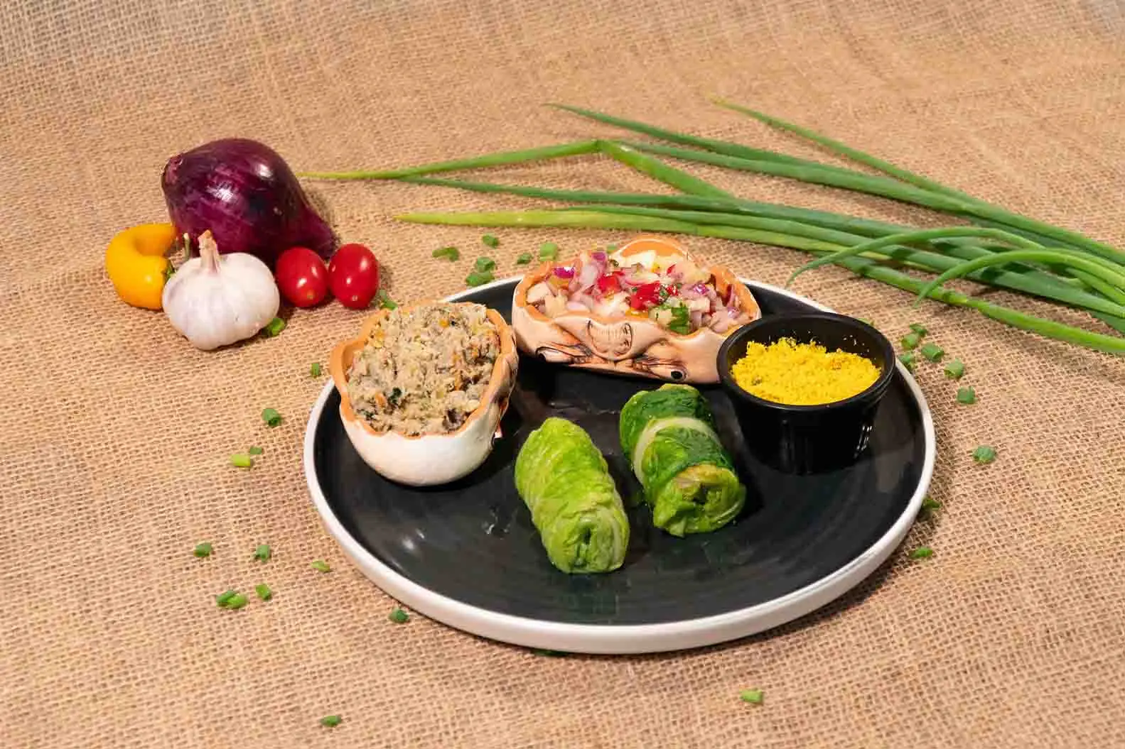 Rolinho de repolho recheado com peixe e temperos.