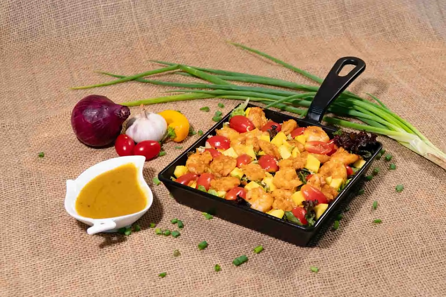 Salada tropical com camarão, folhas frescas e molho especial.