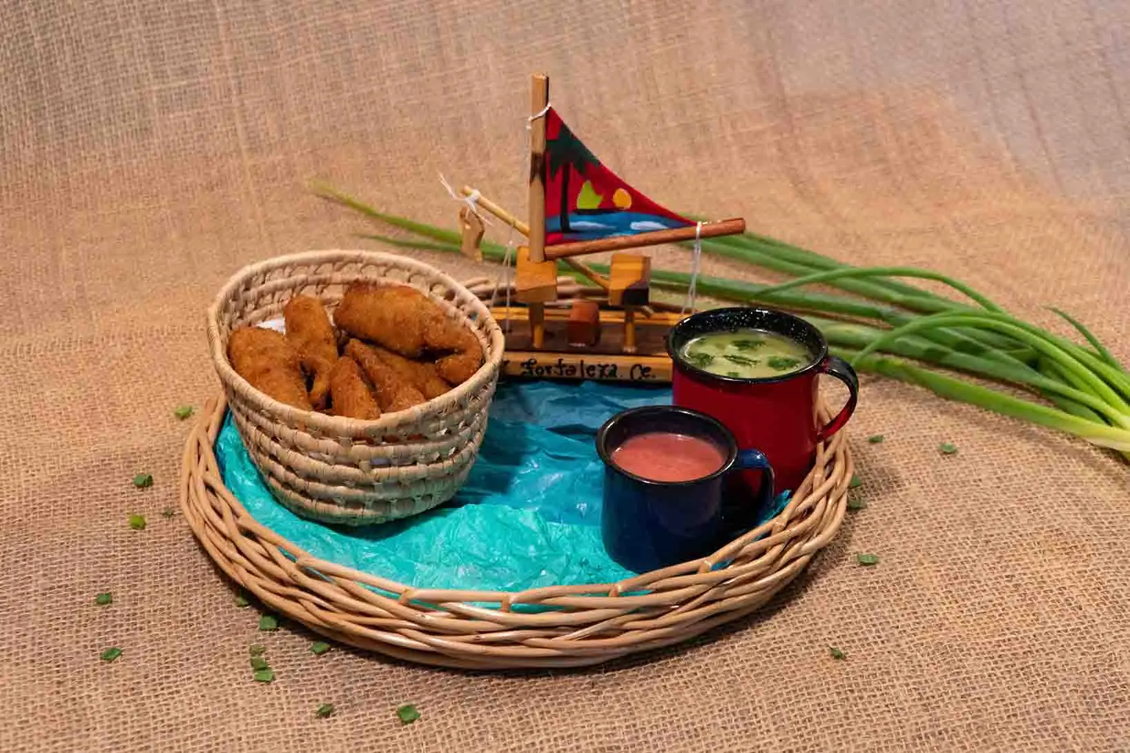 Filé de tilápia grelhado servido com acompanhamento de verduras salteadas.