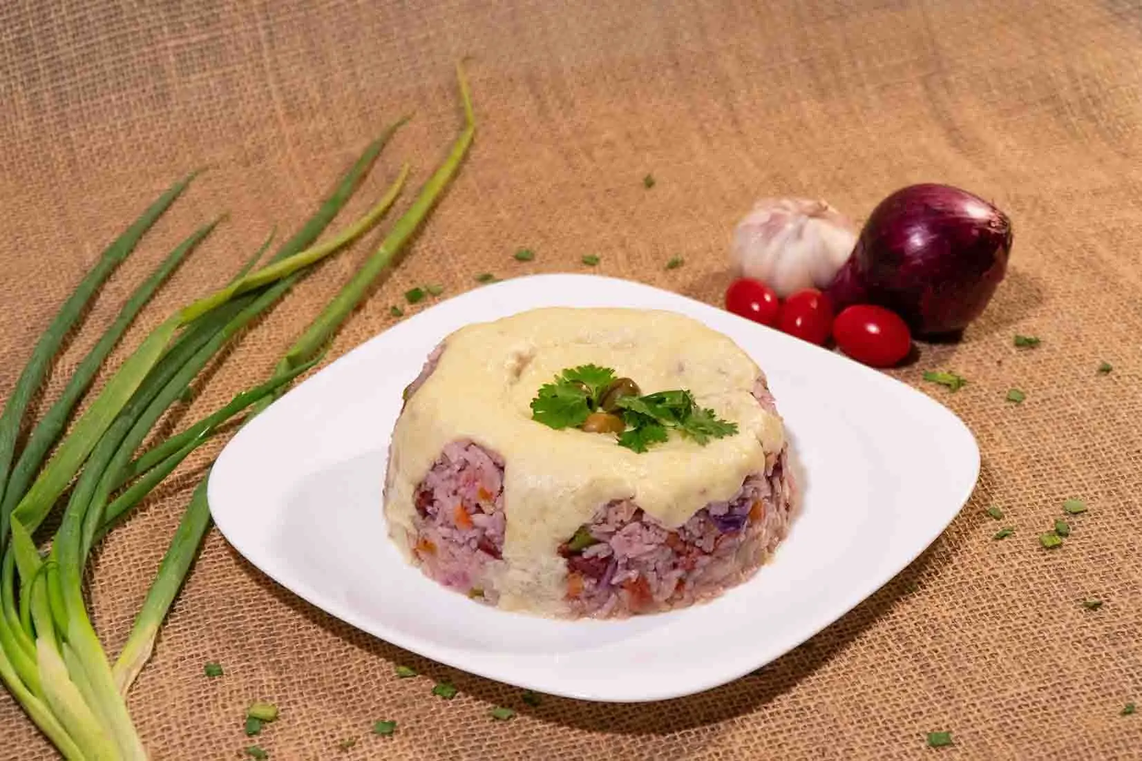 Arroz com repolho roxo, carne e temperos da casa.