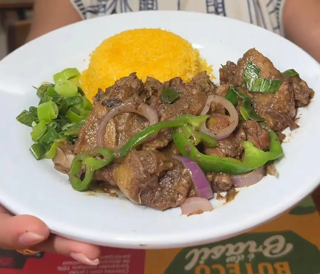 Carne de pato ao molho acompanhada de cuscuz e alho-poró.