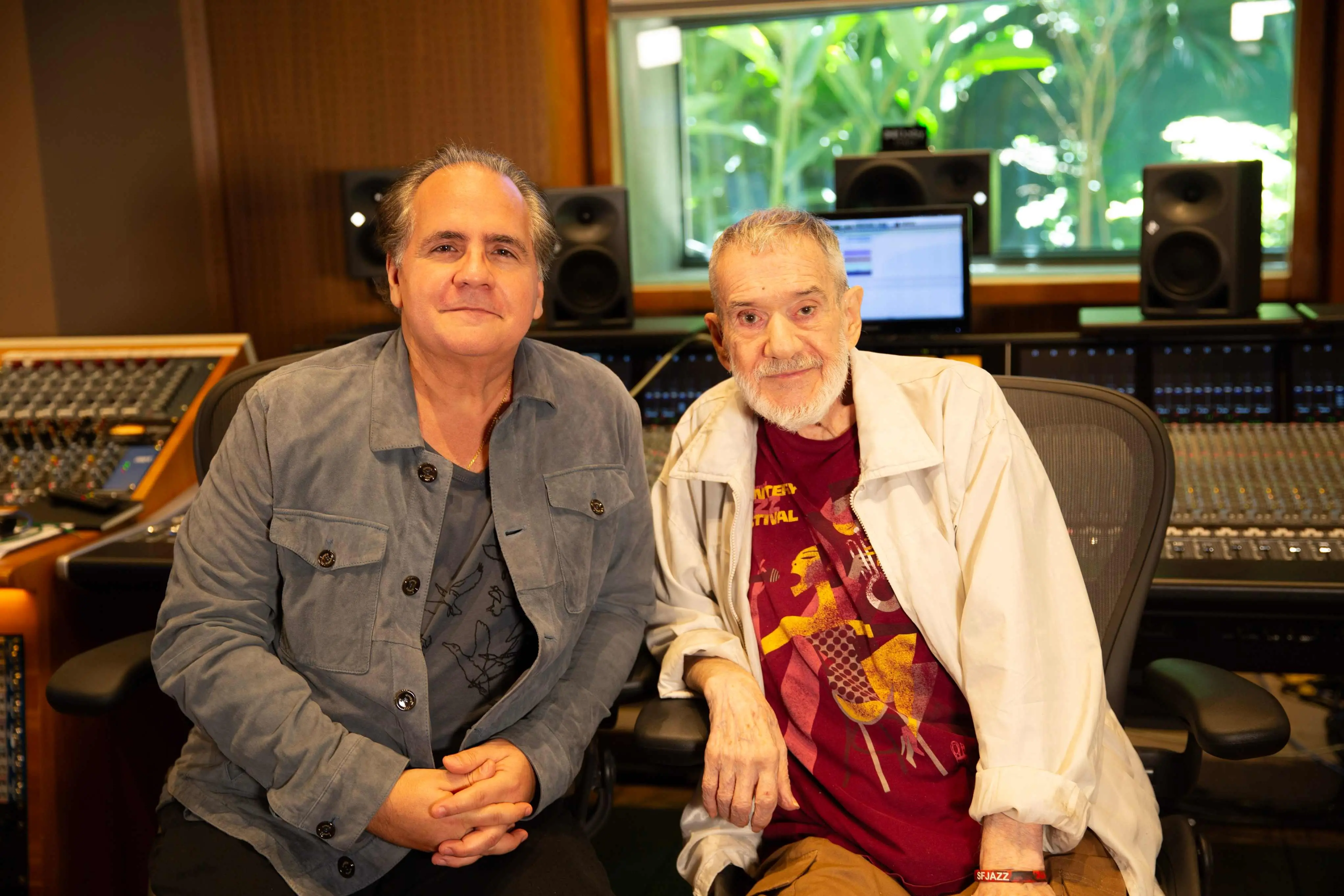 Imagem de Ricardo Bacelar ao lado do percussionista, baterista e compositor Airto Moreira.