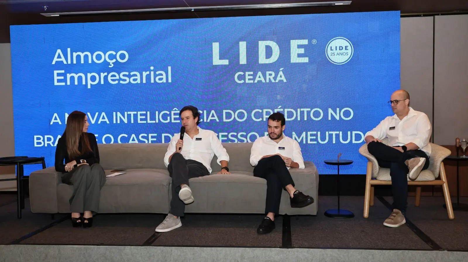 Foto mostra no palco do almoço do Lide Ceará, na ordem, Emília Buarque, Márcio Feitoza, Marcelo Feitoza e Felipe Oquendo.