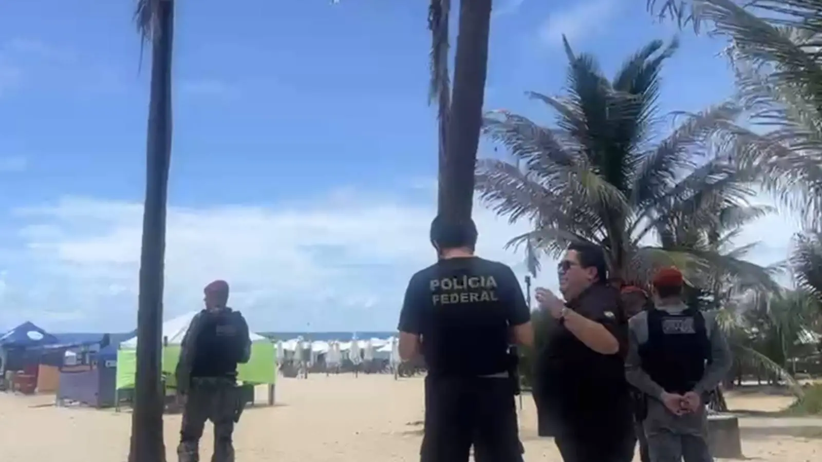 Imagem mostra agentes das polícias militar e federal durante operação de fiscalização da SPU na Praia do Futuro, em Fortaleza.