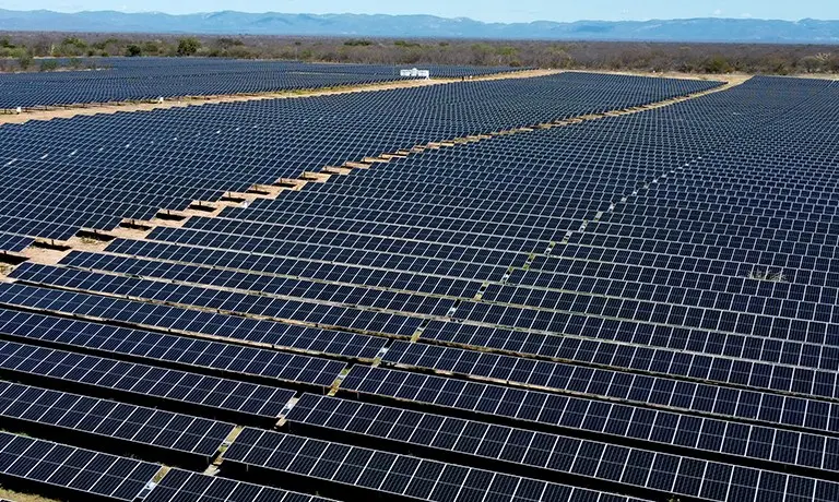 Foto aérea de usinas de energia solar fotovoltaica.