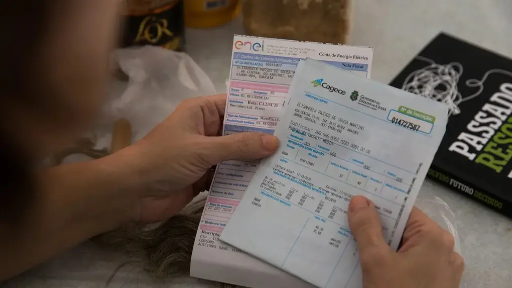Foto de contas de luz de consumidora do Ceará.