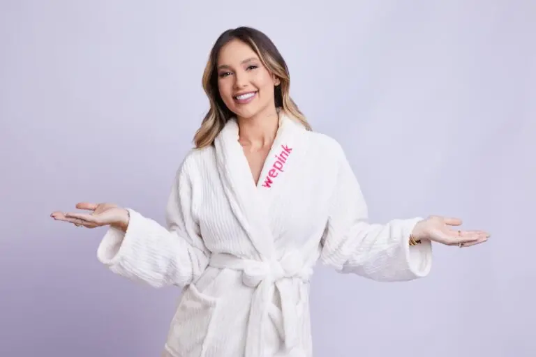 Virginia Fonseca usando roupão da marca wepink