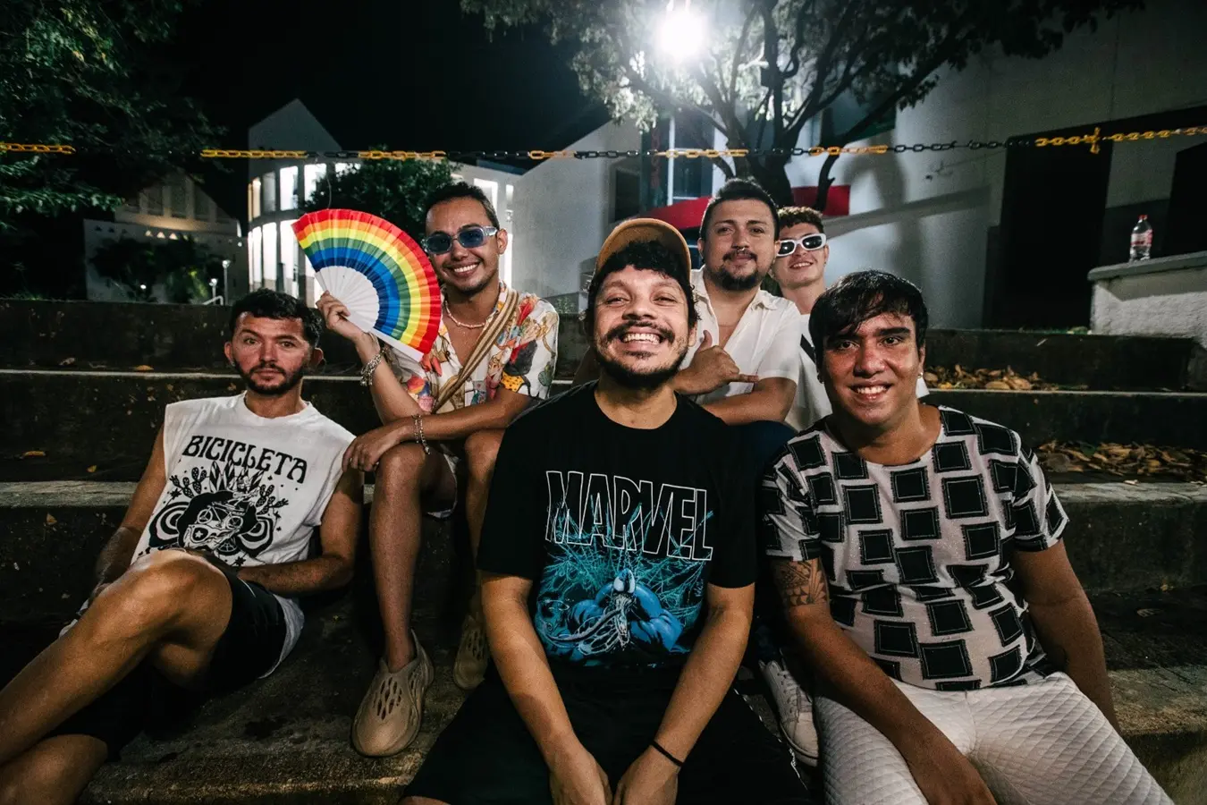 Bruno (de camisa estampada e leque) e Rodrigo (de camisa branca) voltaram a frequentar o entorno após revitalização.