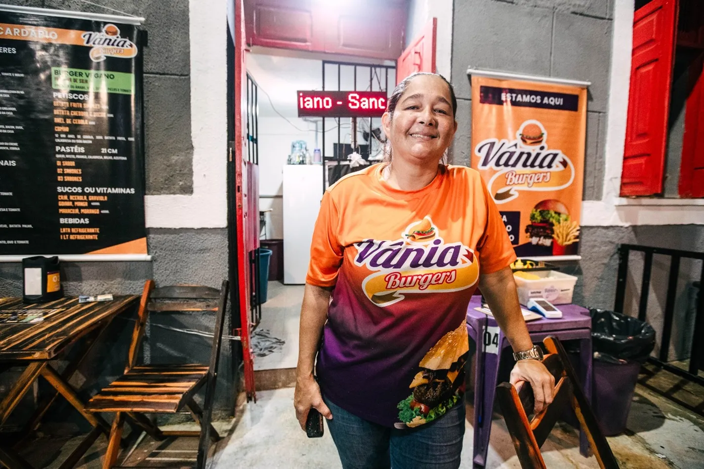 Vânia precisou improvisar para seguir vendendo lanches na região.