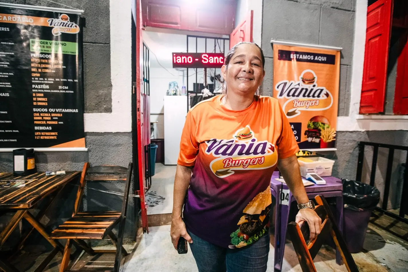 Vânia precisou improvisar para seguir vendendo lanches na região.
