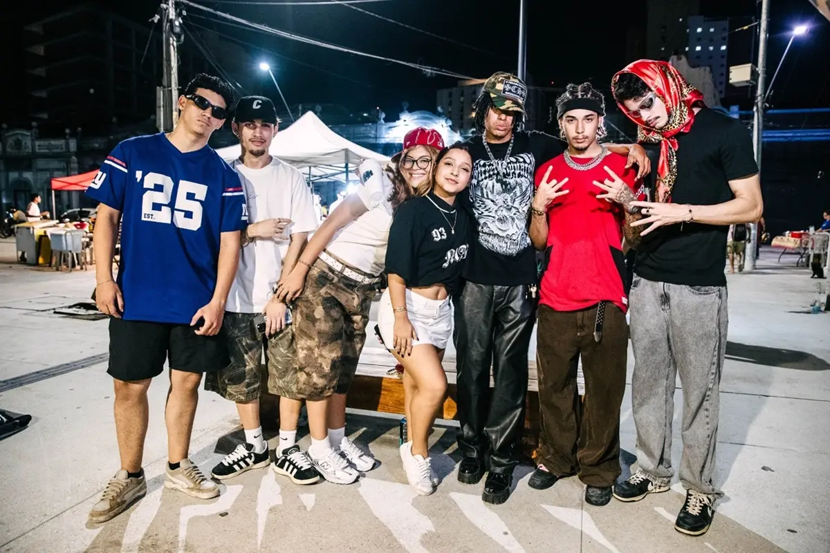 Lara e Isaac (no centro, de camisetas pretas) costumam ir ao Dragão com amigos e esticar a noite nas boates.