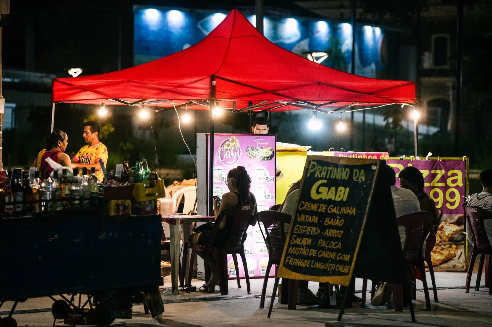 Sem poder ocupar a praça, comerciantes precisaram reorganizar os espaços de vendas, passando de trailers a barracas simples.