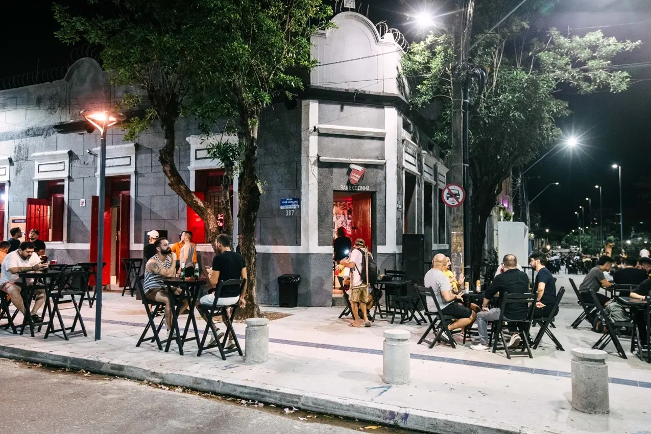 Lambe Lambe é um dos novos bares do entorno e funciona como 'esquenta' para boates.