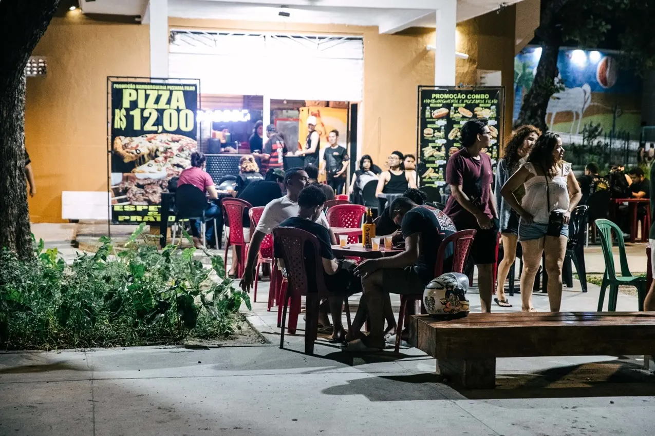 Tradição da Praça Almirante Saldanha, Café Avião voltou a operar como bar e pizzaria.