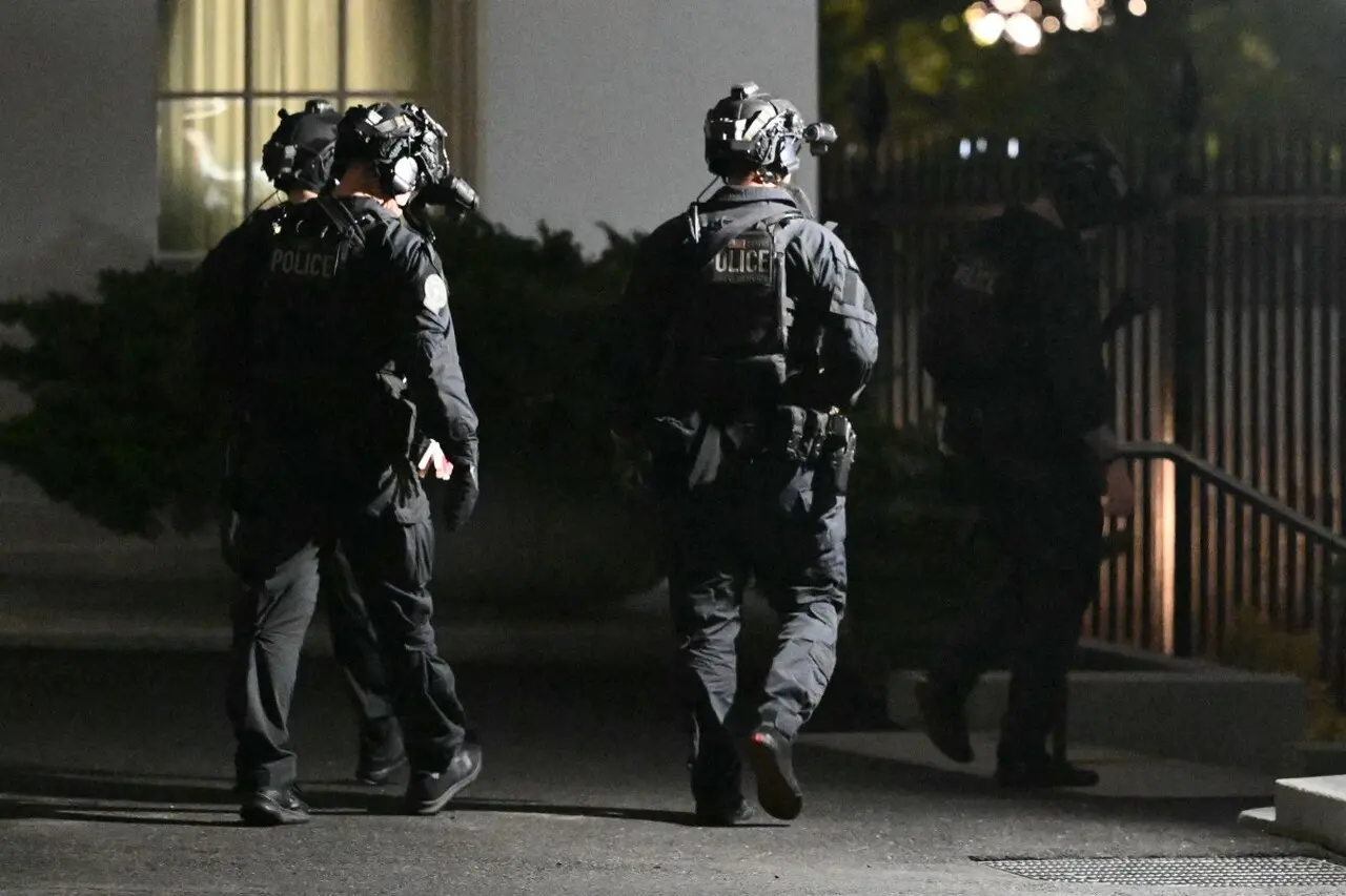 Foto de agentes da polícia dos EUA após ataque a tiros em jantar com Donald Trump.