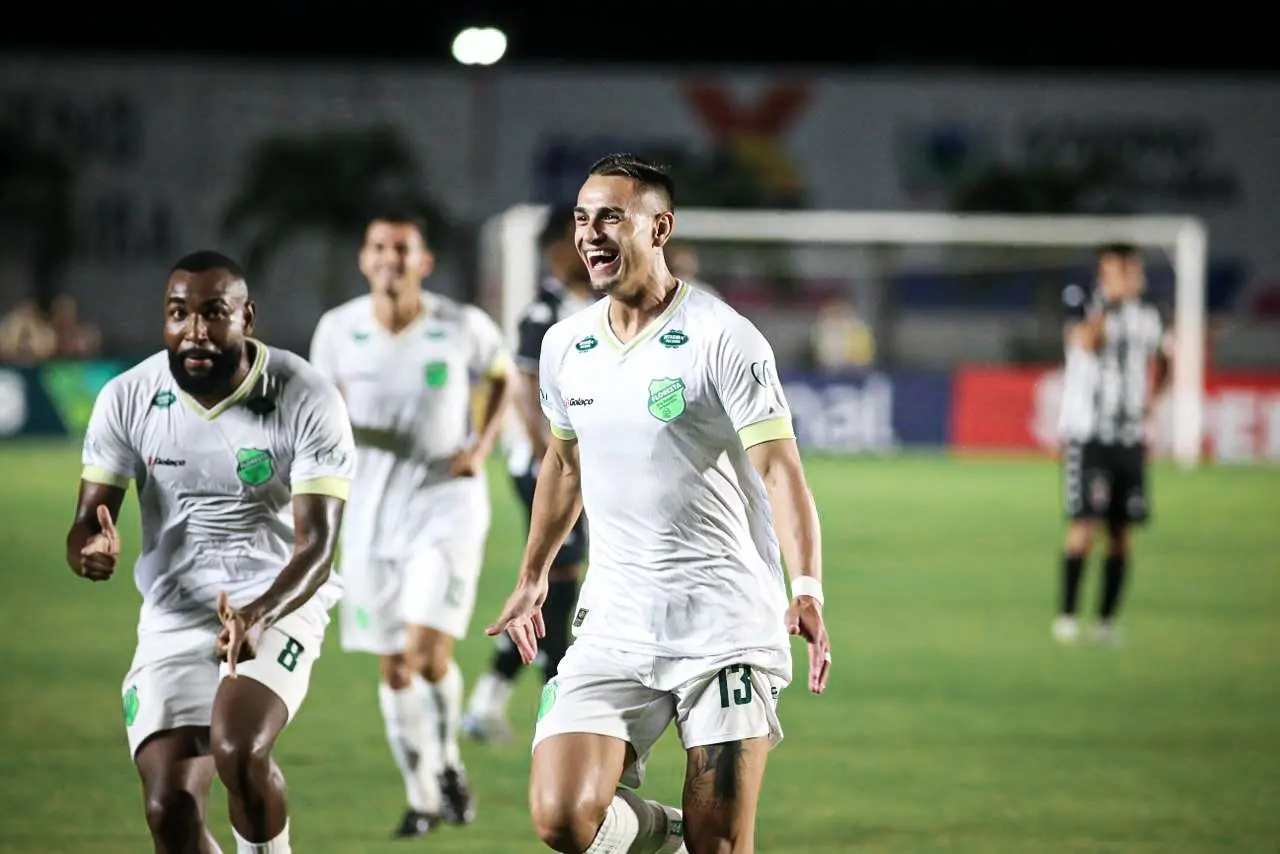 Atleta do Floresta comemora gol