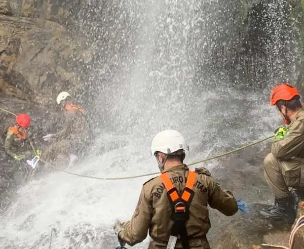 Foto de ação do Corpo de Bombeiros do Ceará em cachoeiras.