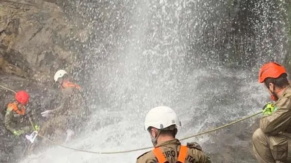 Foto de ação do Corpo de Bombeiros do Ceará em cachoeiras.