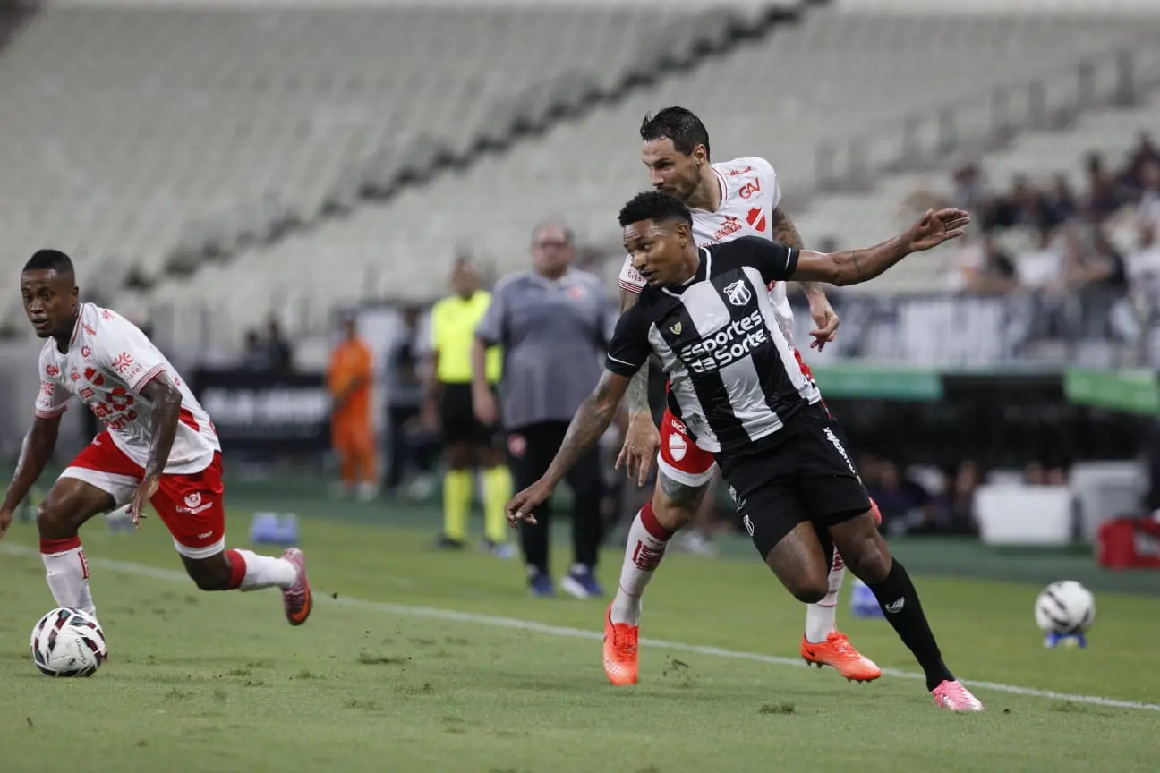 Atletas de Ceará e Vila Nova disputam bola