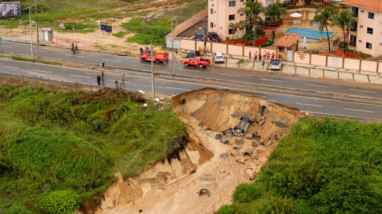 Imagem aérea mostra cratera que se abriu na CE-025 em Aquiraz. Foto mostra pista, buraco que engoliu carro e moto.