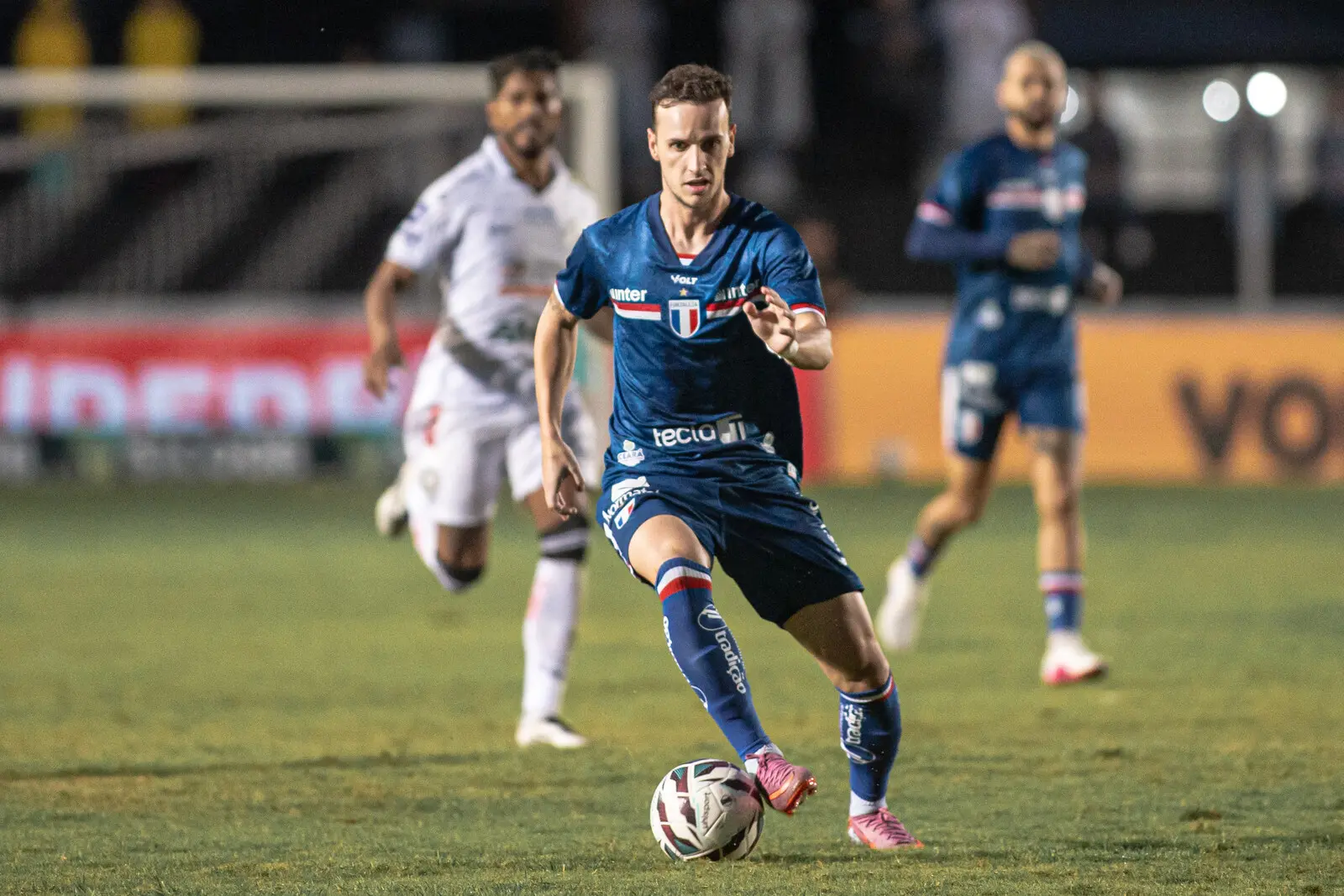 Atletas de Operário e Fortaleza disputam bola