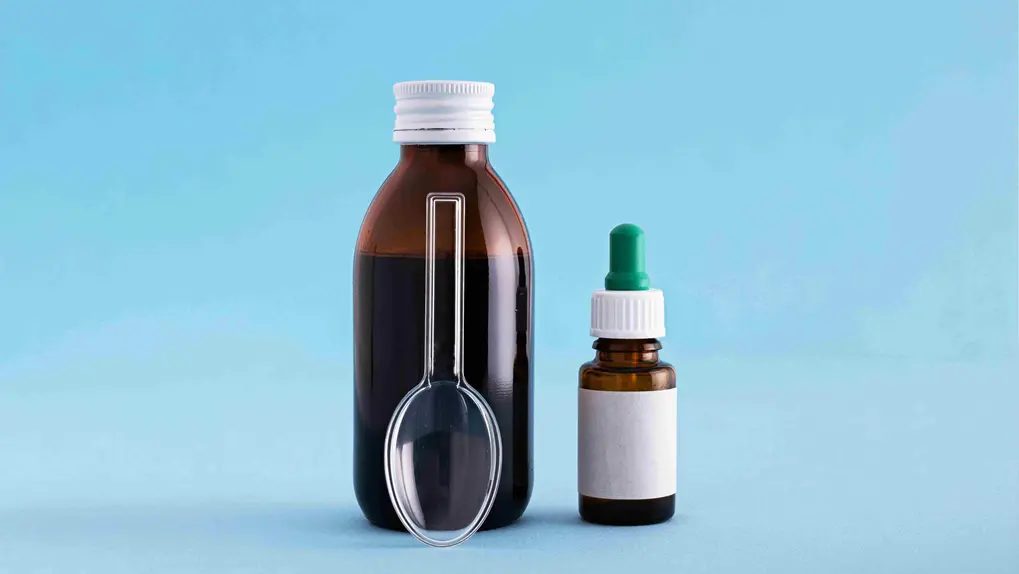 imagem de frascos de medicamentos com colher medidora e conta-gotas, medicamentos utilizados para tratamento de doenças, conceito de saúde e farmácia