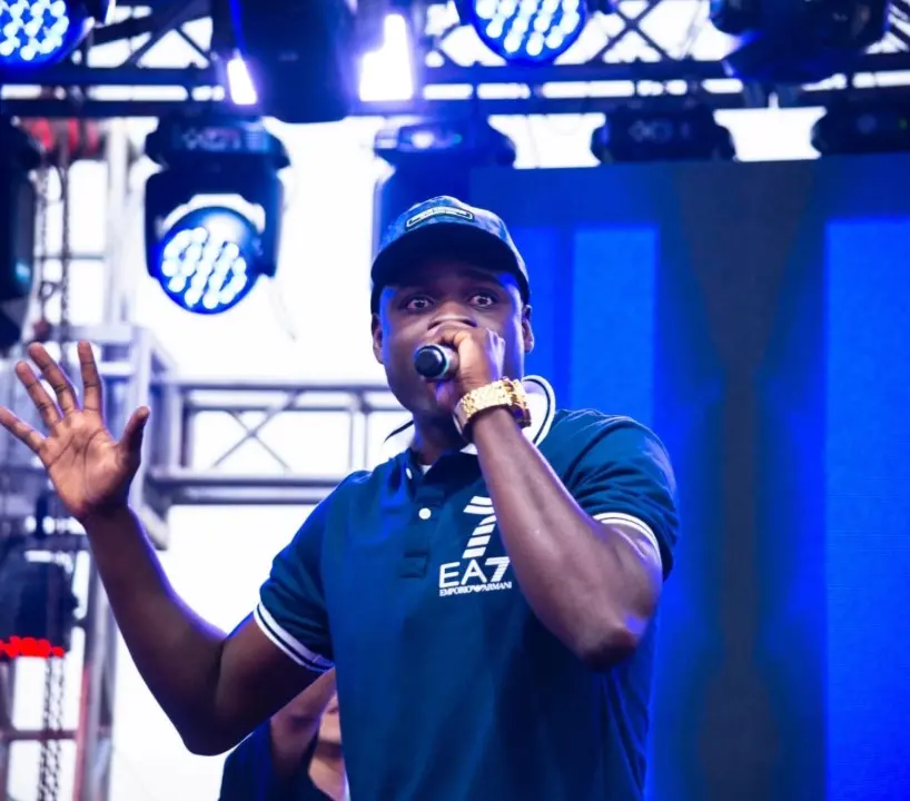 mc black cantando foto artista.