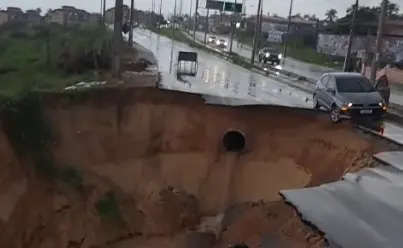 Carro preso em cratera.