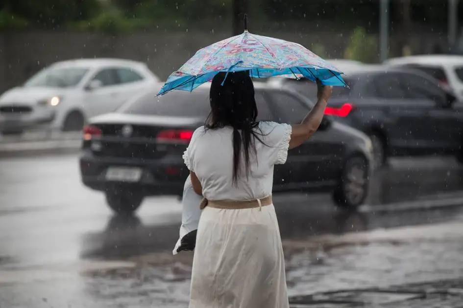 Fortaleza ganha destaque após novo desdobramento em <p>fortaleza amanheceu sob forte precipitação neste domingo (3), registrando mais de 121 milímetros de chuva e enfrentando pontos de alagamento pela cidade. o volume, um dos maiores do ano de 2026, trouxe transtornos e atenção para as autoridades e a população.</p> <p>conforme dados parciais da fundação cearense de meteorologia e recursos hídricos (funceme), o posto do caça e pesca mediu 121,8 milímetros de precipitação. este acumulado se destacou como o maior registrado em todo o ceará até as 9h20 da manhã, refletindo a intensidade da chuva na capital cearense. outro ponto na cidade, a sede da defesa civil, também registrou volume considerável, com 66,6 milímetros.</p> <p>os moradores da capital sentiram os efeitos diretos da precipitação desde a madrugada. diversos pontos da cidade apresentaram alagamentos, com destaque para a avenida pessoa anta, na região da praia de iracema, onde o acúmulo de água dificultou o tráfego e o deslocamento de veículos e pedestres.</p> <p>a intensidade não se limitou à capital. o relatório da funceme apontou que, nas últimas 24 horas, 130 dos 135 municípios cearenses com dados repassados foram atingidos pela chuva. no interior, outros volumes significativos foram observados: são benedito, na ibiapaba, acumulou 113,7 milímetros, enquanto tauá, no sertão central e inhamuns, registrou 97,2 milímetros.</p> <p>a chuva deste domingo se soma a outros episódios expressivos já vividos por fortaleza em 2026. há menos de duas semanas, entre 18 e 19 de abril, a capital registrou um volume que chegou a 123 milímetros. apesar da força da precipitação recente, a maior chuva do ano na capital cearense ainda permanece a do início de janeiro, que alcançou a marca de 125 milímetros.</p> <p>autoridades seguem monitorando as condições climáticas e os impactos no estado, buscando minimizar os transtornos causados pelas fortes chuvas e prestando apoio à população.</p>
