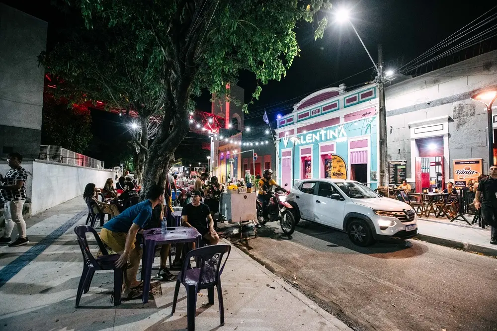 Movimento na rua José Avelino começa cedo e vai até a madrugada.