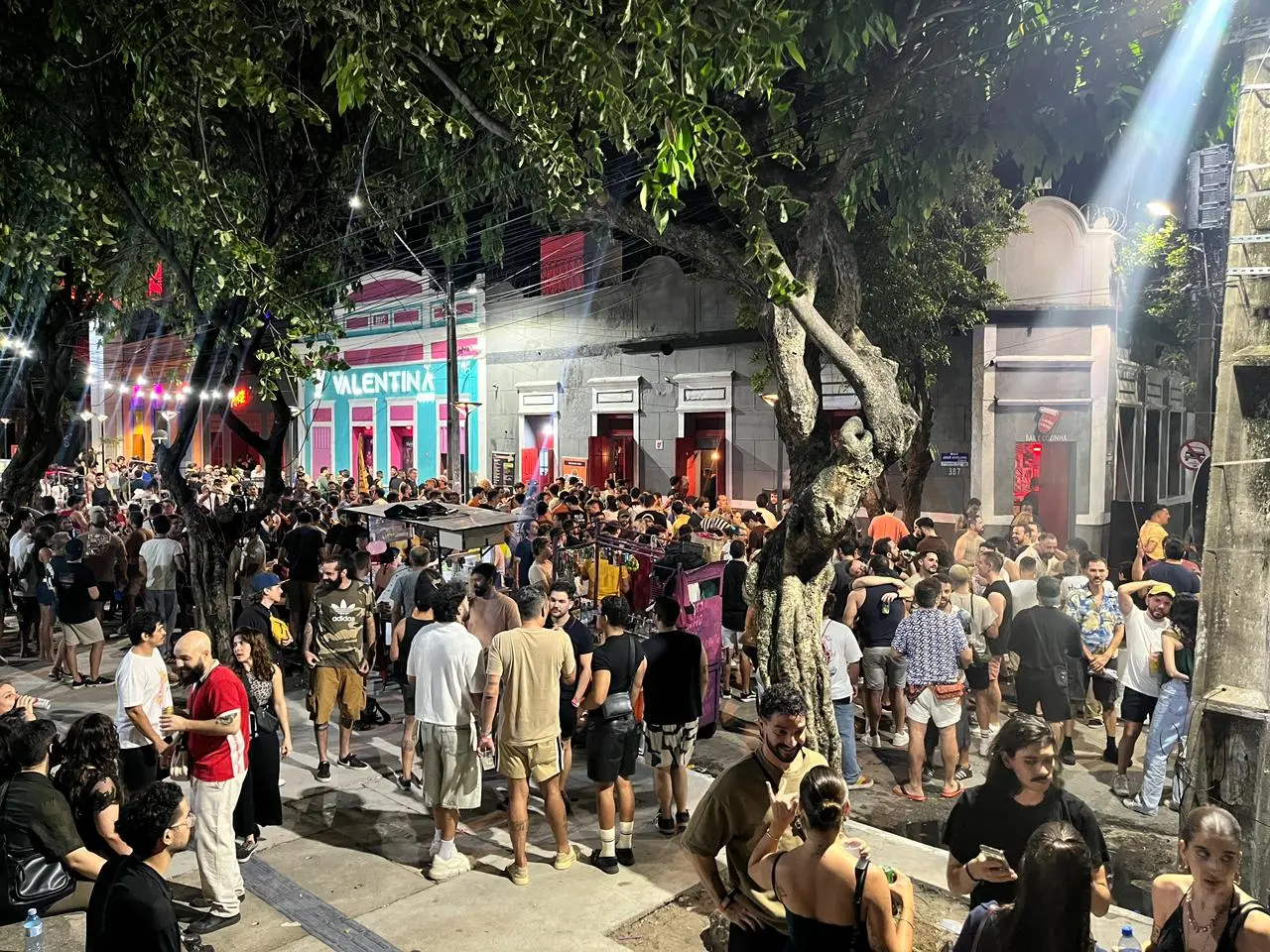 Público lotou entorno do Dragão do Mar durante as comemorações de aniversário do equipamento.