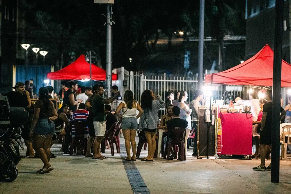 Sem foodtrucks, clientes são atendidos em espaços improvisados.