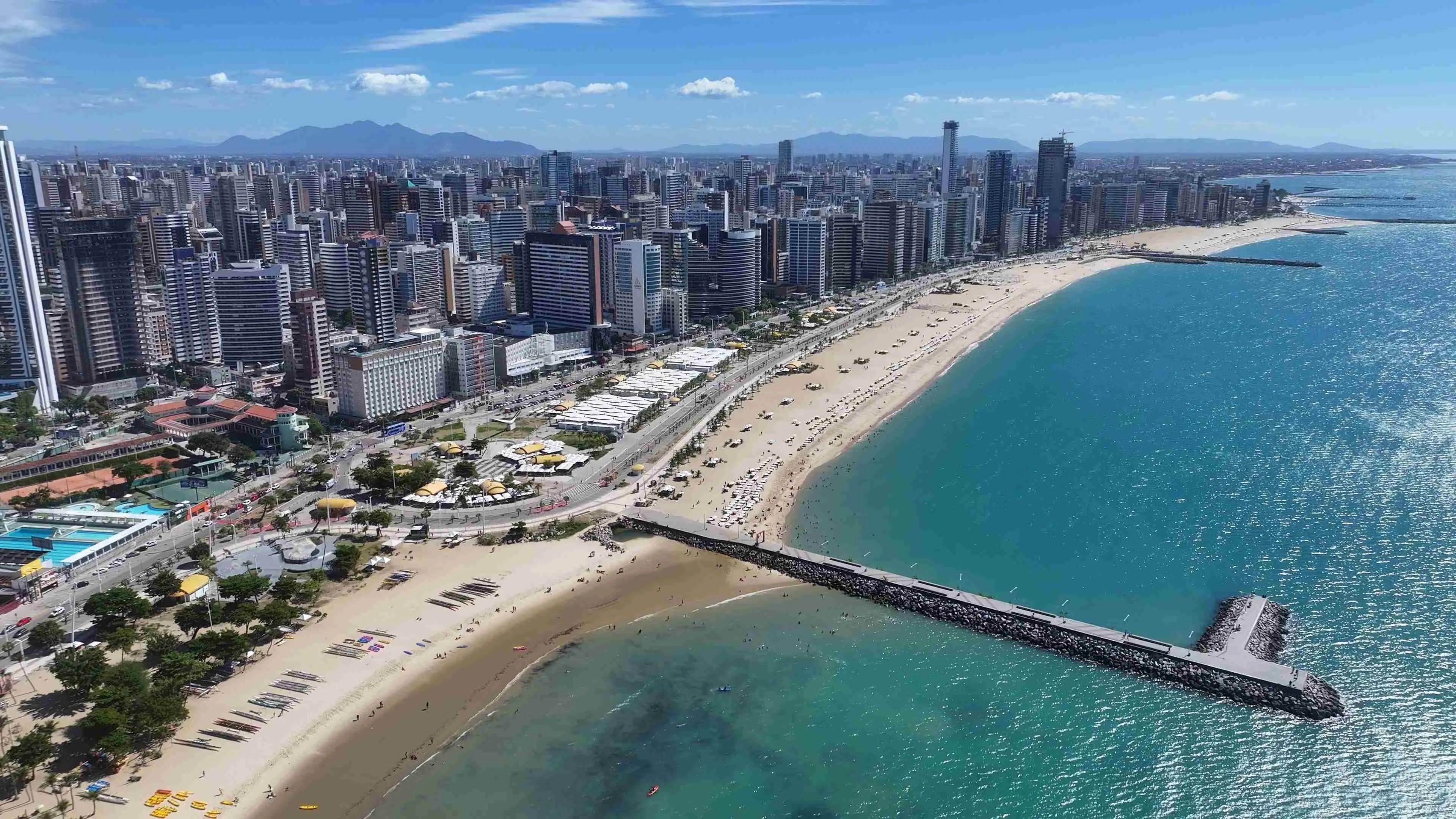 Imagem da orla de Fortaleza para matéria sobre Dia do Trabalhador: veja o que abre e fecha no feriado da próxima sexta (1°), em Fortaleza.