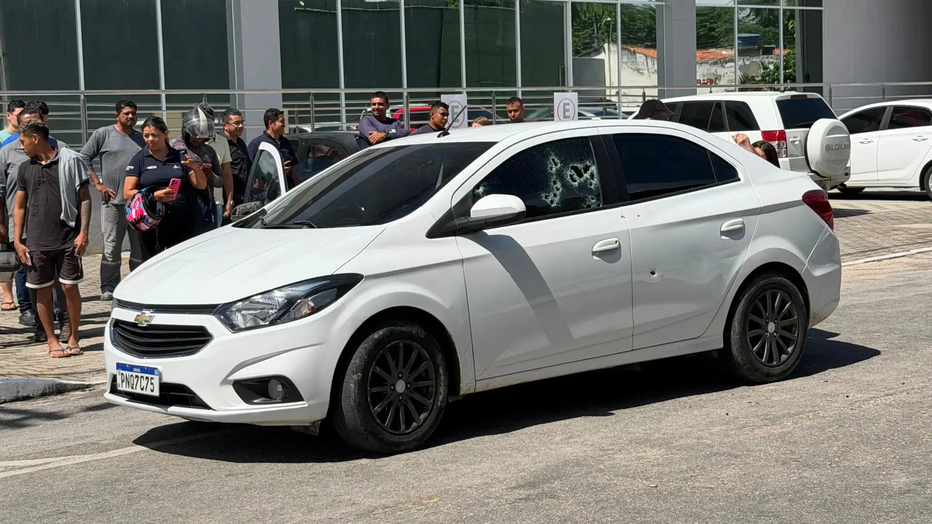 Foto de carro de homem morto com dezenas de tiros em carro na Washington Soares em Fortaleza.