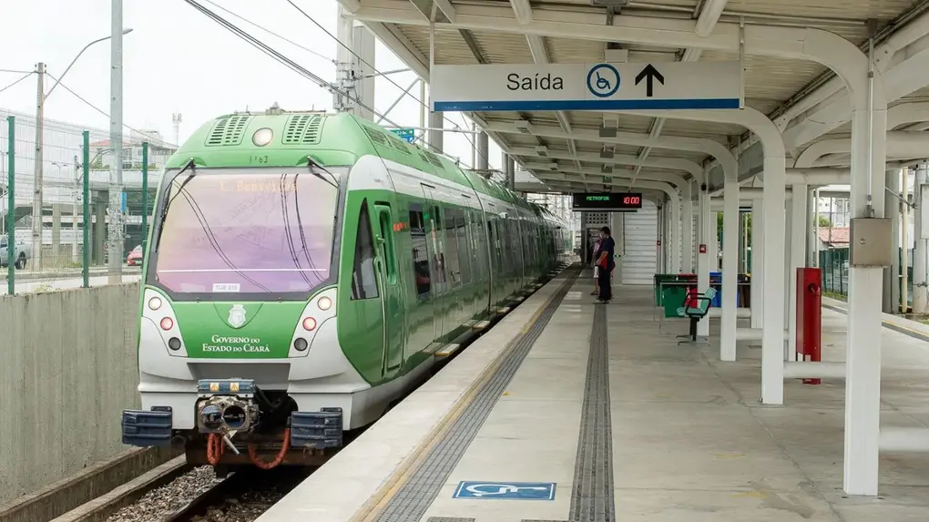 foto do Metrofor com letreiro da estação C. Benevides.