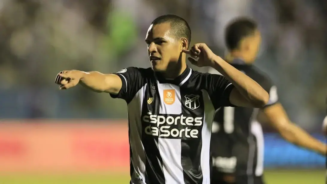 melk comemora gol e aponta para a torcida