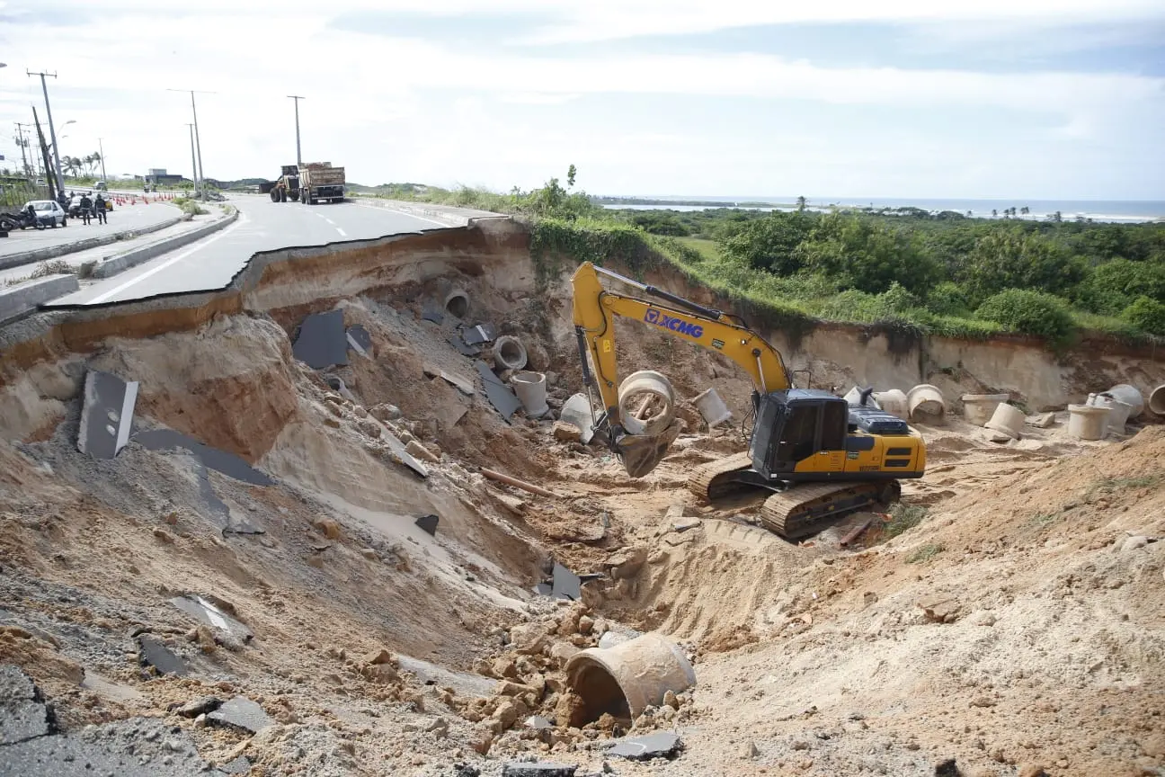 Trecho deve permanecer interditado até a recomposição da pista estar completa.
