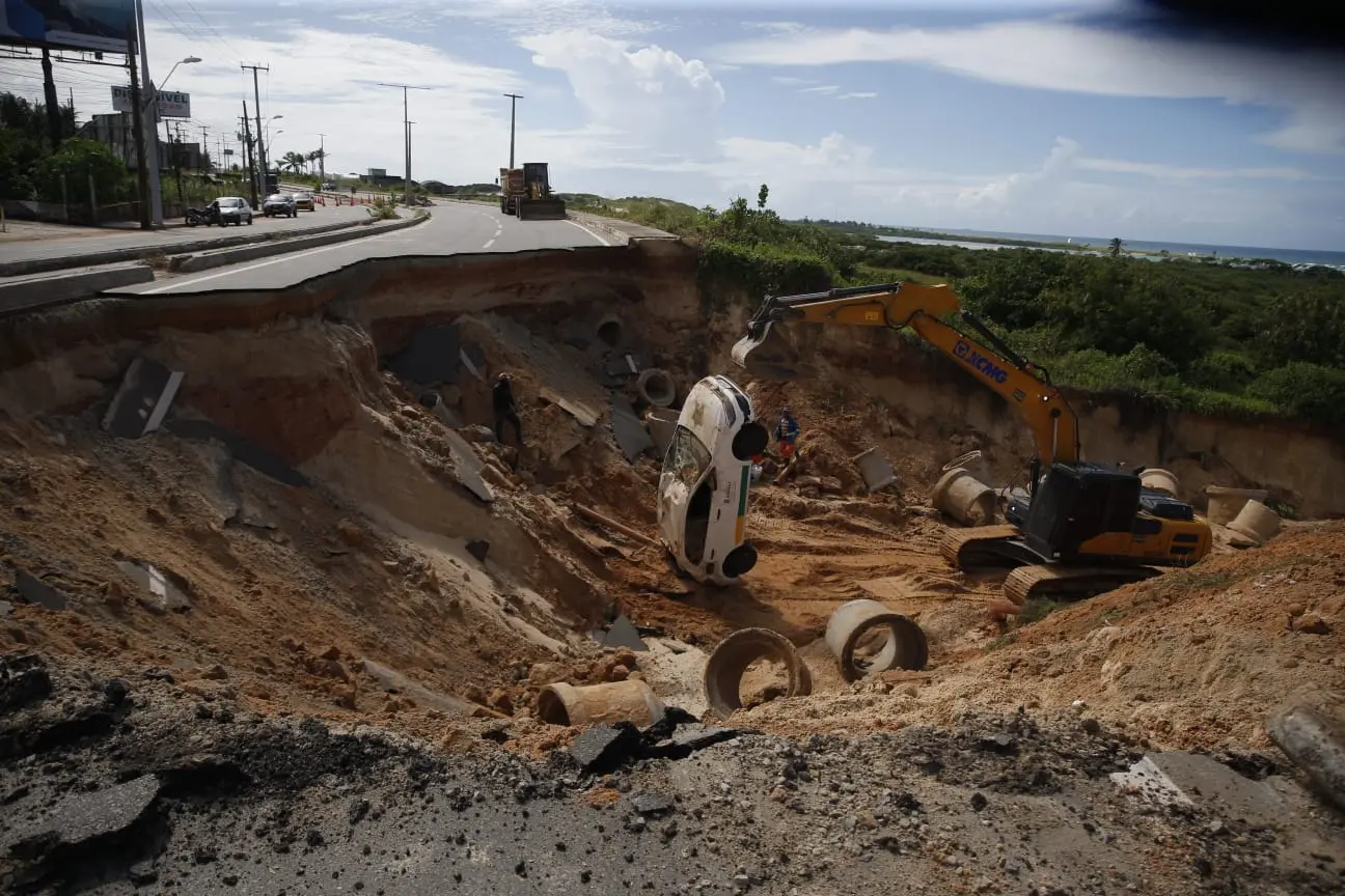 foto de cratera que se abriu na CE-025, no sentido Aquiraz-Fortaleza.
