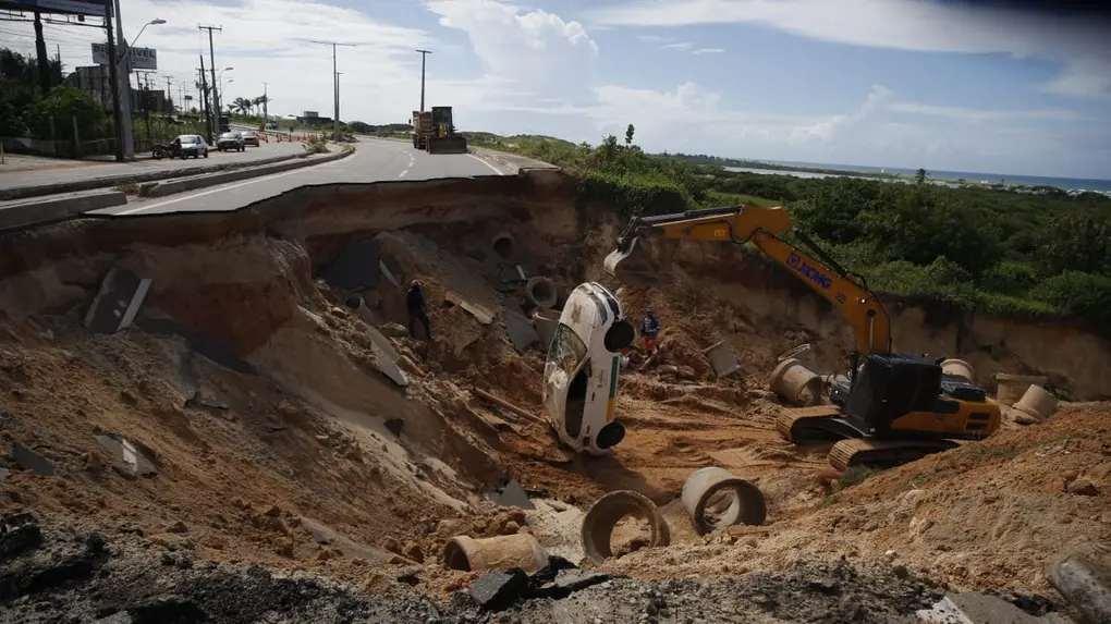 foto de cratera que se abriu na CE-025, no sentido Aquiraz-Fortaleza.