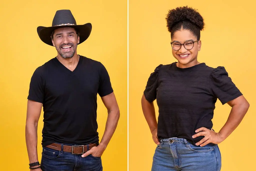 Homem e mulher sorrindo contra fundo amarelo, com o homem usando chapéu e a mulher com óculos, transmitindo alegria e autenticidade.