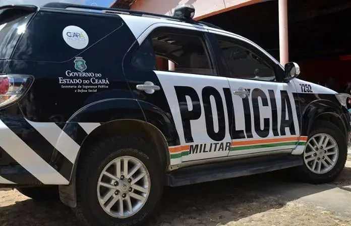 Veículo de polícia militar do Governo do Estado do Ceará, com comunicação visual de emergência, estacionado em local ao ar livre.