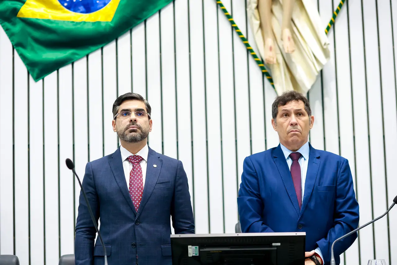 Deputados estaduais durante minuto de silêncio na Alece por Ernani de Queiroz Viana.