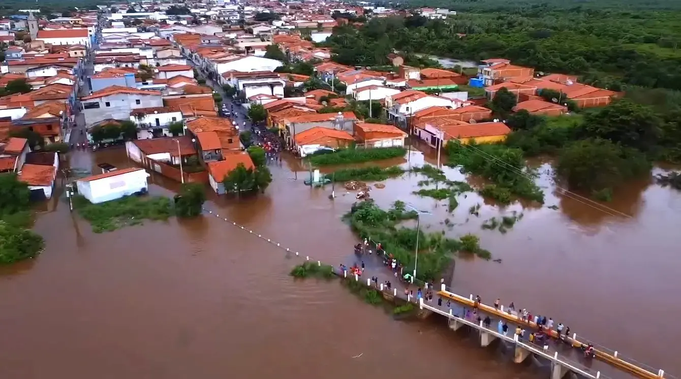 Água do rio Coreaú invade casas e município decreta situação de emergência após alagamentos.