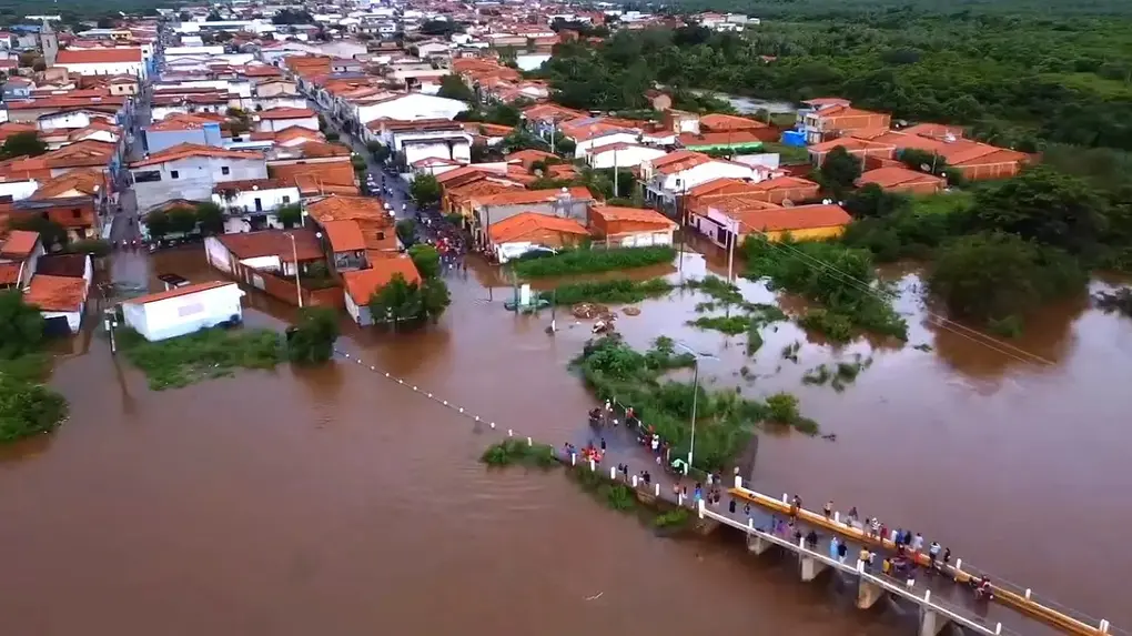 Água do rio Coreaú invade casas e município decreta situação de emergência após alagamentos.