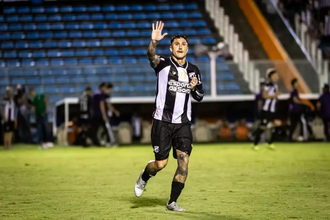 Vina em ação pelo Ceará