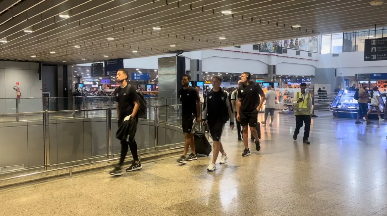 Elenco do Ceará embarca no Aeroporto de Fortaleza para confronto contra o Maranhão, pela Copa do Nordeste